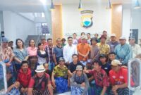 Kepala Lembang Karua, Tokoh masyarakat, Tokoh Pemuda dan ditemani pengacara usai melaporkan SP di Sentra Pelayanan Kepolisian Terpadu (SPKT) Polres Torut, pada Sabtu (19/10/2024). Foto Dok: Arlin/inspirasipos.com.
