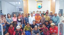Kepala Lembang Karua, Tokoh masyarakat, Tokoh Pemuda dan ditemani pengacara usai melaporkan SP di Sentra Pelayanan Kepolisian Terpadu (SPKT) Polres Torut, pada Sabtu (19/10/2024). Foto Dok: Arlin/inspirasipos.com.