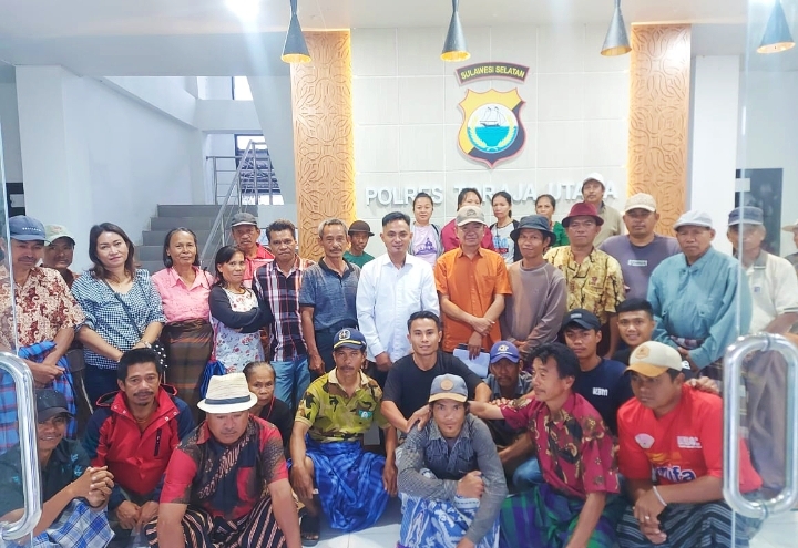 Kepala Lembang Karua, Tokoh masyarakat, Tokoh Pemuda dan ditemani pengacara usai melaporkan SP di Sentra Pelayanan Kepolisian Terpadu (SPKT) Polres Torut, pada Sabtu (19/10/2024). Foto Dok: Arlin/inspirasipos.com.