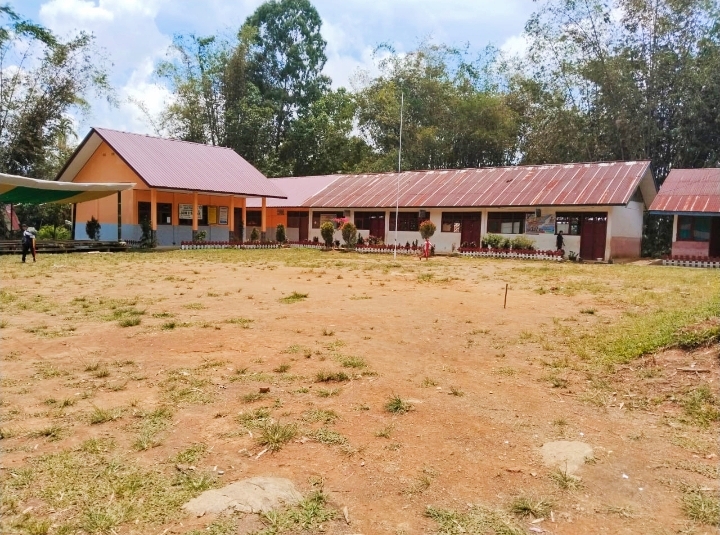 SDN 9 Sa'dan Tiro Allo, Kecamatan Sa'dan, Kabupaten Toraja Utara, sama sekali belum tersentuh bantuan pengadaan mobiler dan rehab sekolah. Foto Dok: Matius Mandarit/inspirasipos.com.