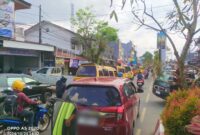 Nampak kemacetan di jalan Ahmad Yani Kota Rantepao. Lantaran ulah sejumlah Supir Angkot tidak tertib berlalulintas, Kamis (24/10/2024). Foto Dok: Redaksi.