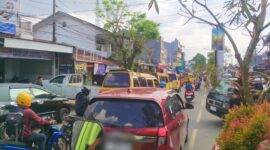 Nampak kemacetan di jalan Ahmad Yani Kota Rantepao. Lantaran ulah sejumlah Supir Angkot tidak tertib berlalulintas, Kamis (24/10/2024). Foto Dok: Redaksi.
