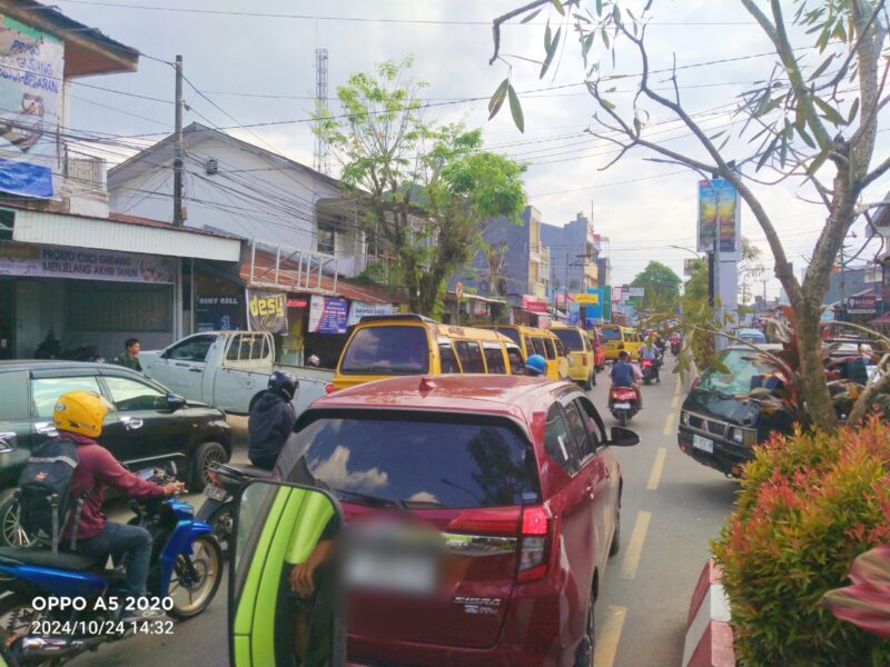 Nampak kemacetan di jalan Ahmad Yani Kota Rantepao. Lantaran ulah sejumlah Supir Angkot tidak tertib berlalulintas, Kamis (24/10/2024). Foto Dok: Redaksi.