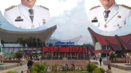 Bupati Torut Yohanis Bassang, S.E., M.Si. dan
Wakil Bupati Torut Frederik Victor Palimbong, S.T., M.Ak, kala itu. Mereka berdua menjabat sejak 26 April 2021 periode 2021–2024. Nampak kota Alun-alun Rantepao salah satu Mahakarya mereka berdua saat menahkodai Toraja Utara. Foto Dok: Redaksi.
 