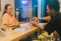Owners ToRi Kafe, Citra Wulandari yang juga sebagai pembimbing (kiri) dan Indra Indriawan (kanan) sebagai Barista ToRi Kafe. Nampak Indra tengah melakukan simulasi peracikan coffee lalu menyuguhkan secangkir coffee hasil racikannya dihadapan pembimbingnya. Foto Dok:(Matius Mandarit/inspirasipos.com).
