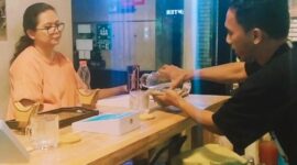 Owners ToRi Kafe, Citra Wulandari yang juga sebagai pembimbing (kiri) dan Indra Indriawan (kanan) sebagai Barista ToRi Kafe. Nampak Indra tengah melakukan simulasi peracikan coffee lalu menyuguhkan secangkir coffee hasil racikannya dihadapan pembimbingnya. Foto Dok:(Matius Mandarit/inspirasipos.com).