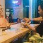Owners ToRi Kafe, Citra Wulandari yang juga sebagai pembimbing (kiri) dan Indra Indriawan (kanan) sebagai Barista ToRi Kafe. Nampak Indra tengah melakukan simulasi peracikan coffee lalu menyuguhkan secangkir coffee hasil racikannya dihadapan pembimbingnya. Foto Dok:(Matius Mandarit/inspirasipos.com).