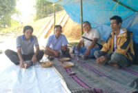 Dari kanan ke kiri, Tokoh masyarakat,
Yahya Ruruk, Pimred transtribun.com,
Drs. Tommy Tiranda Pimpred inspirasipos.com
 Erlinuddin dan kepala dusun Isson Frans Tammu. Rabu 9 Oktober 2024 siang. Foto Dok: Redaksi.