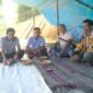 Dari kanan ke kiri, Tokoh masyarakat,
Yahya Ruruk, Pimred transtribun.com,
Drs. Tommy Tiranda Pimpred inspirasipos.com
 Erlinuddin dan kepala dusun Isson Frans Tammu. Rabu 9 Oktober 2024 siang. Foto Dok: Redaksi.