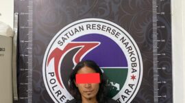 Satres Narkoba berhasil membekuk pelaku peredaran Narkoba berinisial HT alias TD (39) warga Tikala, Kecamatan Tikala, Kabupaten Toraja Utara. Pelaku kini diamankan di Makopolres Torut guna penyelidikan lebih lanjut. Foto Dok: Handover.