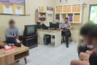 Bhabinkamtibmas saat memberikan edukasi dan Himbau kepada kaum muda mudi di Makopolsek Ujung. Foto: Istimewa.