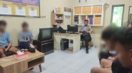 Bhabinkamtibmas saat memberikan edukasi dan Himbau kepada kaum muda mudi di Makopolsek Ujung. Foto: Istimewa.