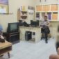 Bhabinkamtibmas saat memberikan edukasi dan Himbau kepada kaum muda mudi di Makopolsek Ujung. Foto: Istimewa.