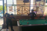 Nampak Yohanis Bulo alias Pongkella (kiri) tengah asik melancarkan serangannya. Sedangkan lawanya, Lukas Pasino atau Pong Magallo tengah memantau pergerakan lawanya. Foto Dok: Redaksi.