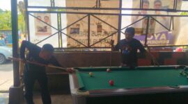 Nampak Yohanis Bulo alias Pongkella (kiri) tengah asik melancarkan serangannya. Sedangkan lawanya, Lukas Pasino atau Pong Magallo tengah memantau pergerakan lawanya. Foto Dok: Redaksi.