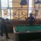Nampak Yohanis Bulo alias Pongkella (kiri) tengah asik melancarkan serangannya. Sedangkan lawanya, Lukas Pasino atau Pong Magallo tengah memantau pergerakan lawanya. Foto Dok: Redaksi.