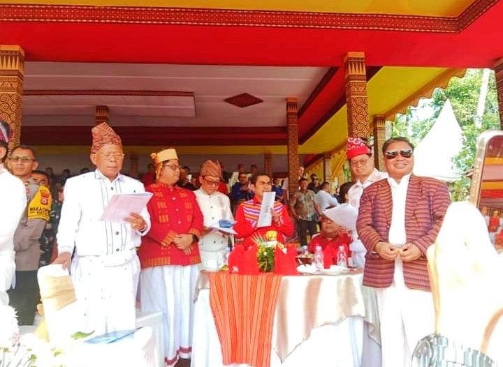 Suasana pembukaan acara Sidang Raya ke- XVIII di hadiri Bupati dan Wakil Bupati Torut non aktif Ombas-Dedy. Nampak hadir Calon Wakil Bupati 02 Andrew Branch Silambi di Kete' Kesu, Kecamatan Kesu, Kabupaten Toraja Utara, Sulawesi Selatan, pada Jum'at (08/11/2024). Foto tangkapan layar/ screenshot (SS) di Group Kampanye Virtual.