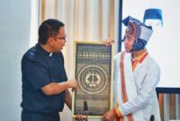 Nampak DR. Alfred Anggui menyerahkan cinderamata ukiran Toraja berlogo Gereja Toraja di tengahnya kepada Mas Gibran sewaktu berkunjung ke Toraja sebagai Cawapres di Tongkonan Sanggulele BPS Gereja Toraja, Minggu (26/11/2023) lalu. Foto: Istimewa