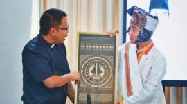 Nampak DR. Alfred Anggui menyerahkan cinderamata ukiran Toraja berlogo Gereja Toraja di tengahnya kepada Mas Gibran sewaktu berkunjung ke Toraja sebagai Cawapres di Tongkonan Sanggulele BPS Gereja Toraja, Minggu (26/11/2023) lalu. Foto: Istimewa