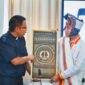 Nampak DR. Alfred Anggui menyerahkan cinderamata ukiran Toraja berlogo Gereja Toraja di tengahnya kepada Mas Gibran sewaktu berkunjung ke Toraja sebagai Cawapres di Tongkonan Sanggulele BPS Gereja Toraja, Minggu (26/11/2023) lalu. Foto: Istimewa