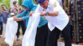 Kadis Ketahanan Pangan Pemprov Sultra saat ini Pjs Bupati Koltim, Ari Sismanto (kanan) saat menabur bibit ikan. Foto (Istimewa).