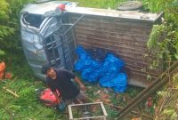 Mobil Daihatsu Gran max yang terjungkal dari Atas jalan. Nampak Helper dari mobil tersebut mengumpulkan barang yang terhempas. Foto Dok: Aldo/inspirasipos.com.