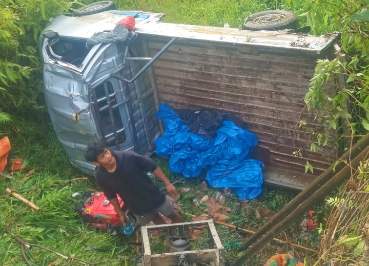 Mobil Daihatsu Gran max yang terjungkal dari Atas jalan. Nampak Helper dari mobil tersebut mengumpulkan barang yang terhempas. Foto Dok: Aldo/inspirasipos.com.