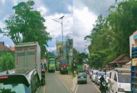 Kemacetan panjang hingga 2 Km di ruas jalan Trans Sulawesi tepatnya di Jalan poros Bolu-Tondon. Jalur dari arah Utara ke selatan kemacetan silih berganti. Foto Dok: Arlin/inspirasipos.com