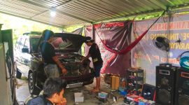 Driver Travel Lintas Sulawesi Aldo (kiri) dan Owners Garasi Dadakan, Broo Even langsung turun tangan lakukan pemasangan lampu variasi (costum lampu), di KM 8, Lembang Kepe' Tinoring, Kecamatan Mengkendek, Kabupaten Toraja Utara, Sulawesi Selatan, Sabtu (5/01/2024) sore. Foto Dok: Redaksi/inspirasipos.com.