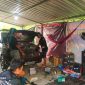 Driver Travel Lintas Sulawesi Aldo (kiri) dan Owners Garasi Dadakan, Broo Even langsung turun tangan lakukan pemasangan lampu variasi (costum lampu), di KM 8, Lembang Kepe' Tinoring, Kecamatan Mengkendek, Kabupaten Toraja Utara, Sulawesi Selatan, Sabtu (5/01/2024) sore. Foto Dok: Redaksi/inspirasipos.com.