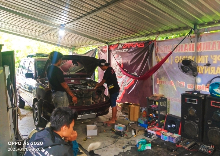 Driver Travel Lintas Sulawesi Aldo (kiri) dan Owners Garasi Dadakan, Broo Even langsung turun tangan lakukan pemasangan lampu variasi (costum lampu), di KM 8, Lembang Kepe' Tinoring, Kecamatan Mengkendek, Kabupaten Toraja Utara, Sulawesi Selatan, Sabtu (5/01/2024) sore. Foto Dok: Redaksi/inspirasipos.com.