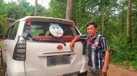 Tokoh masyarakat (Pemangku Adat) dan juga Mantan Anggota DPRD Tana Toraja periode 1992-1997 silam, Abidin Hutasoit Warning oknum tertentu yang berani main mata terkait relokasi pembangunan RS Pongtiku jika dipaksakan di Kantor Dinas gabungan Marante. Selasa (28/01/2025) siang. Foto Dok: inspirasipos.com.