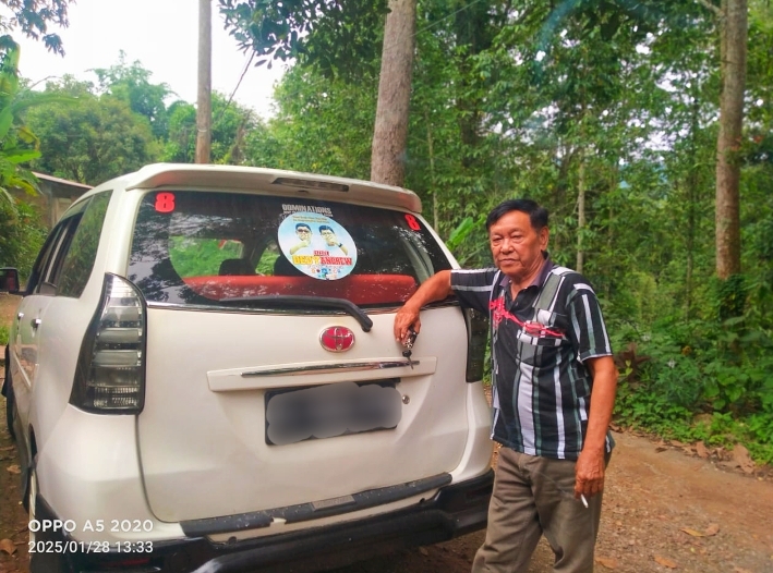 Tokoh masyarakat (Pemangku Adat) dan juga Mantan Anggota DPRD Tana Toraja periode 1992-1997 silam, Abidin Hutasoit Warning oknum tertentu yang berani main mata terkait relokasi pembangunan RS Pongtiku jika dipaksakan di Kantor Dinas gabungan Marante. Selasa (28/01/2025) siang. Foto Dok: inspirasipos.com.
