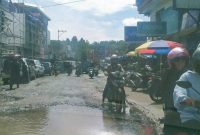 Jalan rusak parah bak kolam ikan di jalan lingkar pasar sentral Bolu, Kecamatan Tallunglipu, Kabupaten Toraja Utara, Sulawesi Selatan, (30/01/2025) pagi. Foto Dok: inspirasipos.com