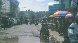Jalan rusak parah bak kolam ikan di jalan lingkar pasar sentral Bolu, Kecamatan Tallunglipu, Kabupaten Toraja Utara, Sulawesi Selatan, (30/01/2025) pagi. Foto Dok: inspirasipos.com