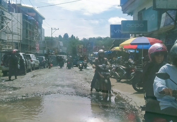 Jalan rusak parah bak kolam ikan di jalan lingkar pasar sentral Bolu, Kecamatan Tallunglipu, Kabupaten Toraja Utara, Sulawesi Selatan, (30/01/2025) pagi. Foto Dok: inspirasipos.com