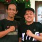 Pengusaha Muda Asal Papua yang juga Owners SPBU Ba'tan, Atto Sampebuntu foto bersama Pempred inspirasipos.com, Arlin Jum'at (3/01/2025). Foto Dok: Redaksi/inspirasipos.com.