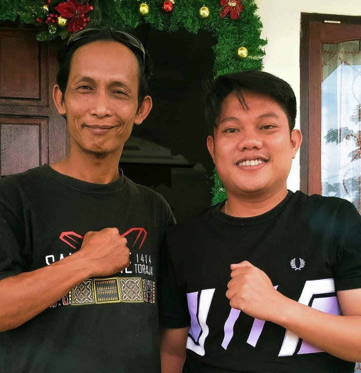 Pengusaha Muda Asal Papua yang juga Owners SPBU Ba'tan, Atto Sampebuntu foto bersama Pempred inspirasipos.com, Arlin Jum'at (3/01/2025). Foto Dok: Redaksi/inspirasipos.com.
