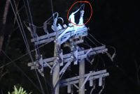 Tim Teknisi ULP PLN Rantepao tengah melakukan perbaikan jaringan di Alang-alang, Kecamatan Sopai, Kabupaten Toraja Utara, Sulawesi Selatan, Minggu (02/02/2025) malam.