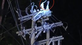 Tim Teknisi ULP PLN Rantepao tengah melakukan perbaikan jaringan di Alang-alang, Kecamatan Sopai, Kabupaten Toraja Utara, Sulawesi Selatan, Minggu (02/02/2025) malam.