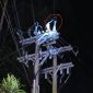 Tim Teknisi ULP PLN Rantepao tengah melakukan perbaikan jaringan di Alang-alang, Kecamatan Sopai, Kabupaten Toraja Utara, Sulawesi Selatan, Minggu (02/02/2025) malam.