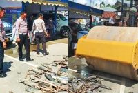 Nampak Kasatlantas Polres Torut Iptu Marzuki, KBO Lantas Ipda Zeth, Bripka Joni dan para jurnalis menyaksikan pemusnahan knalpot Brong menggunakan alat berat jenis walas, di samping Poslantas Rantepao, Kabupaten Toraja Utara, Sulawesi Selatan, Senin (4/03/2025). Foto Dok: (Ist).