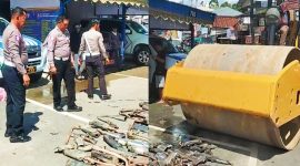 Nampak Kasatlantas Polres Torut Iptu Marzuki, KBO Lantas Ipda Zeth, Bripka Joni dan para jurnalis menyaksikan pemusnahan knalpot Brong menggunakan alat berat jenis walas, di samping Poslantas Rantepao, Kabupaten Toraja Utara, Sulawesi Selatan, Senin (4/03/2025). Foto Dok: (Ist).