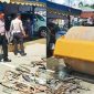 Nampak Kasatlantas Polres Torut Iptu Marzuki, KBO Lantas Ipda Zeth, Bripka Joni dan para jurnalis menyaksikan pemusnahan knalpot Brong menggunakan alat berat jenis walas, di samping Poslantas Rantepao, Kabupaten Toraja Utara, Sulawesi Selatan, Senin (4/03/2025). Foto Dok: (Ist).