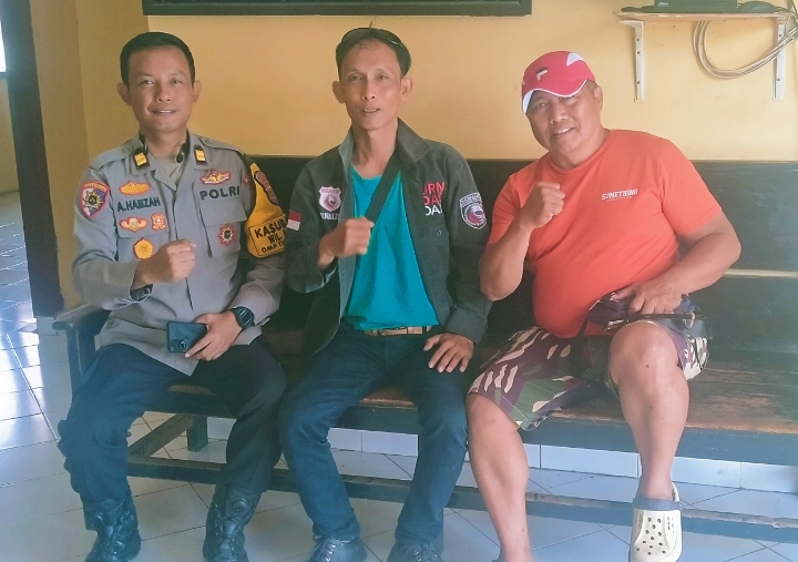 Kapolsek Bumi Raya, Iptu Amir Amsah (kiri), Pempred media koran online transtribun.com dan Pempred media koran online inspirasipos.com di Mapolsek Bumi Raya, Morowali Utara, Sulteng, Senin (17/03/2025). Foto Dok: Redaksi 