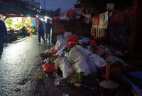 Begini kondisi  di jalan Abd Gani pasar pagi Rantepao, hingga sebagai badan jalan tertutup oleh tumpukan sampah yang berserakan, Selasa (4/3/2025) subuh.