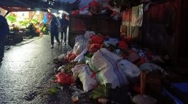 Begini kondisi  di jalan Abd Gani pasar pagi Rantepao, hingga sebagai badan jalan tertutup oleh tumpukan sampah yang berserakan, Selasa (4/3/2025) subuh.