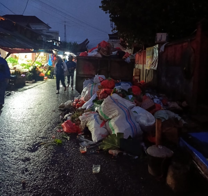 Begini kondisi  di jalan Abd Gani pasar pagi Rantepao, hingga sebagai badan jalan tertutup oleh tumpukan sampah yang berserakan, Selasa (4/3/2025) subuh.