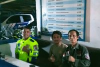 Briptu Adi Personil PJR Pos perbatasan Pendolo (kiri) dan Pemimpin Redaksi (Pempred) media koran online inspirasipos.com, Erlinuddin (kanan). Foto Dok.(Redaksi).