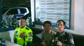 Briptu Adi Personil PJR Pos perbatasan Pendolo (kiri) dan Pemimpin Redaksi (Pempred) media koran online inspirasipos.com, Erlinuddin (kanan). Foto Dok.(Redaksi).